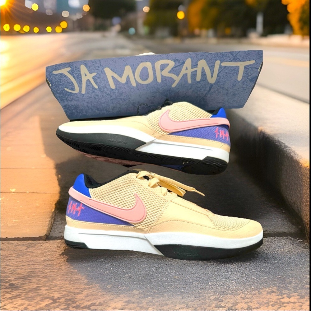 Nike Men’s Low-Top Trainer in Cream with Pink & Blue Accents